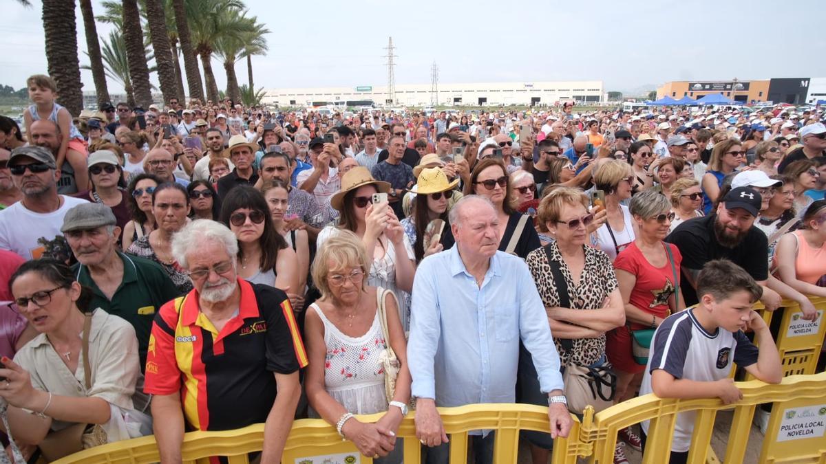 Multitudinaria asistencia de público en El Fondonet de Novelda para presenciar el acto militar.