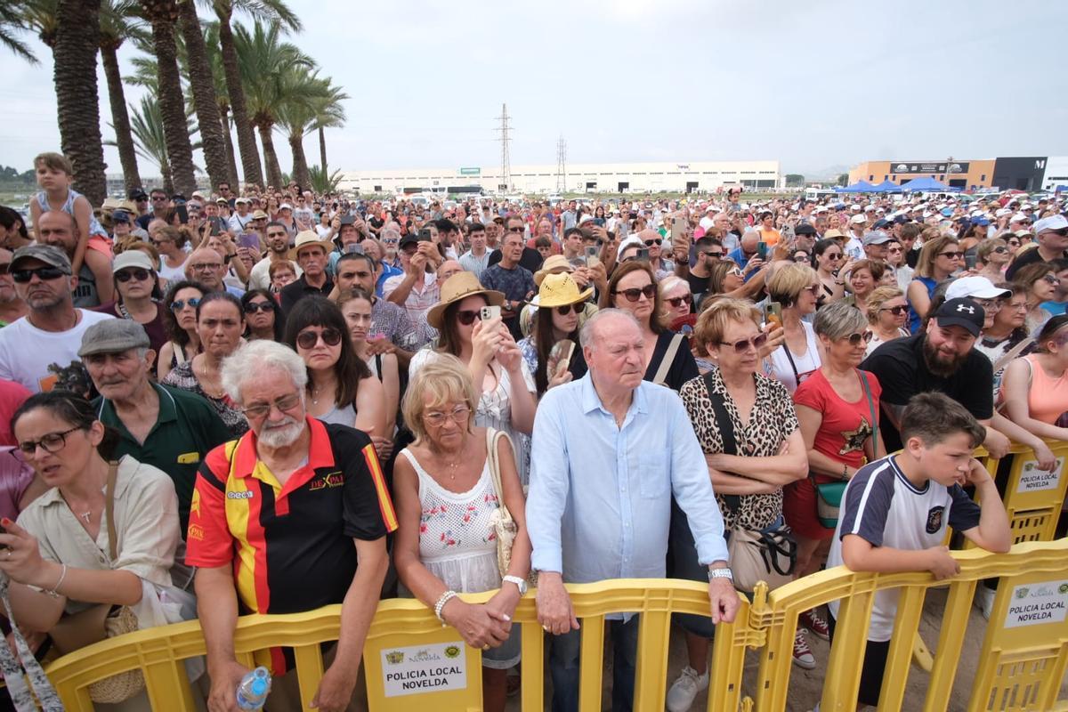 Multitudinaria asistencia de público en El Fondonet de Novelda para presenciar el acto militar.