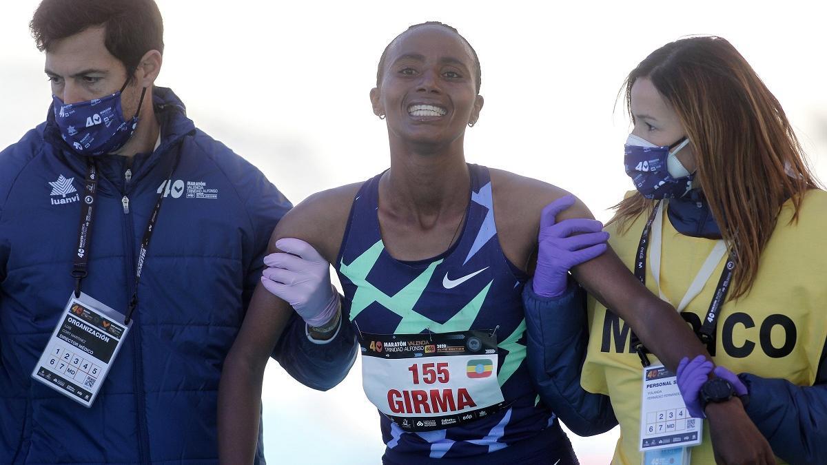 Una PCR positiva deja a un corredor sin participar en Maratón Valencia y los médicos atienden a 26 personas