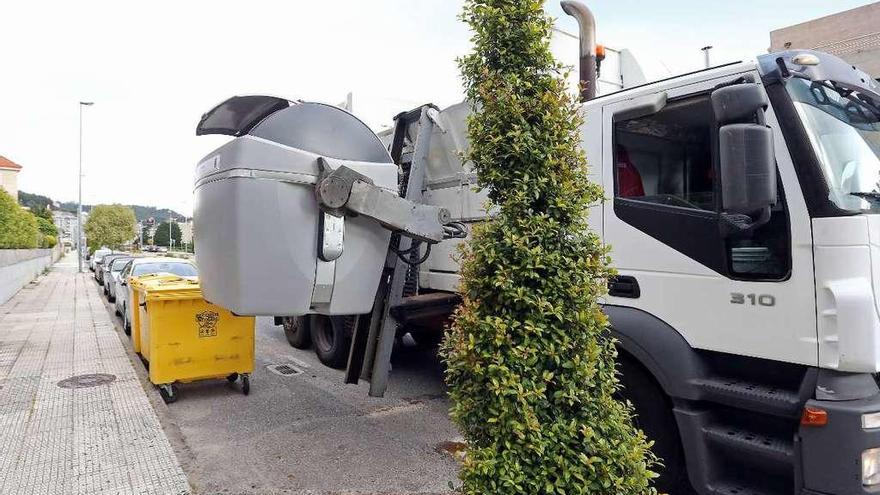 Un camión recoge uno de los nuevos contenedores del Concello de Baiona. // Marta G. Brea