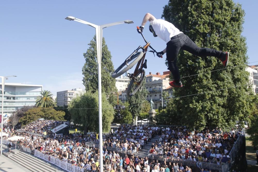 Las acrobacias aéreas del Dirt Jump dejan boquiabierto al público de O Marisquiño.