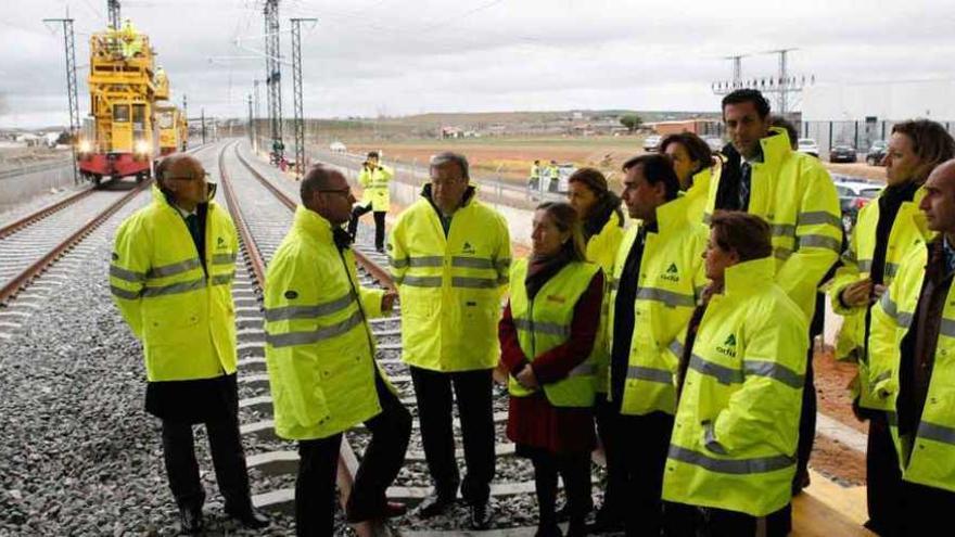 La ministra de Fomento, junto al resto de autoridades y técnicos, supervisa a pie de vía las obras del tramo de alta velocidad ferroviaria entre Olmedo y Zamora.