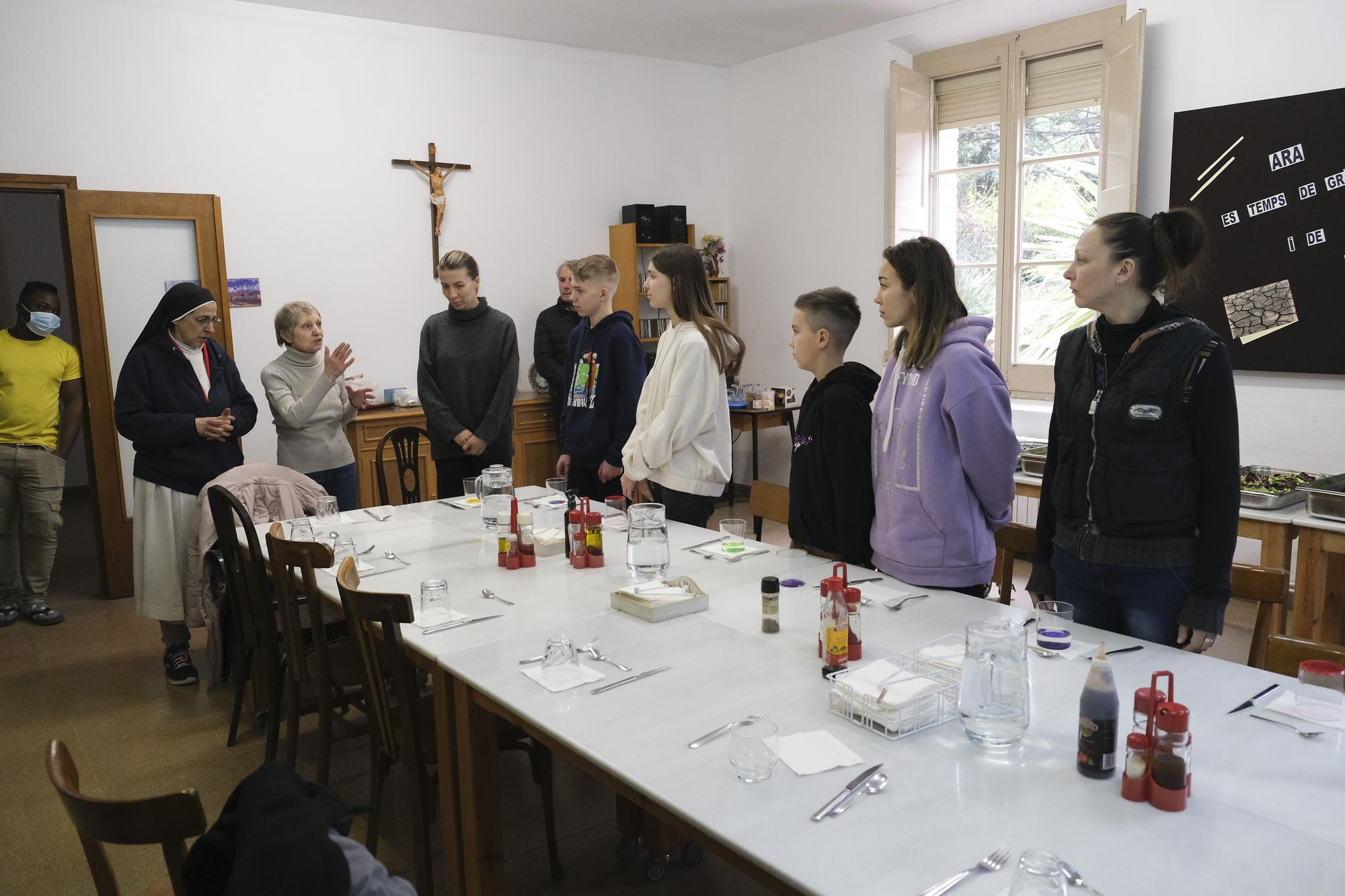 L'emotiva arribada de sor Lucía Caram amb dues famílies ucraïneses a Manresa