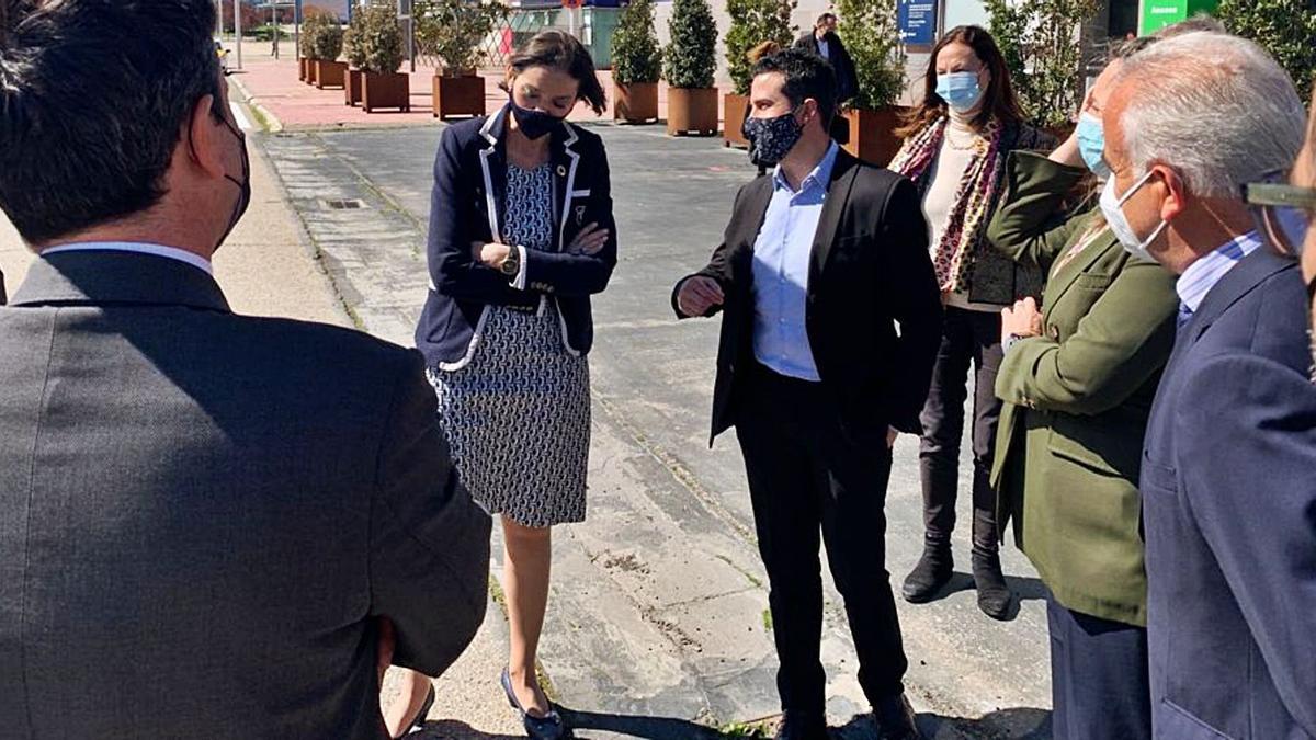 El director general de Ifeza, Raúl Macías, charla con Reyes Maroto. |