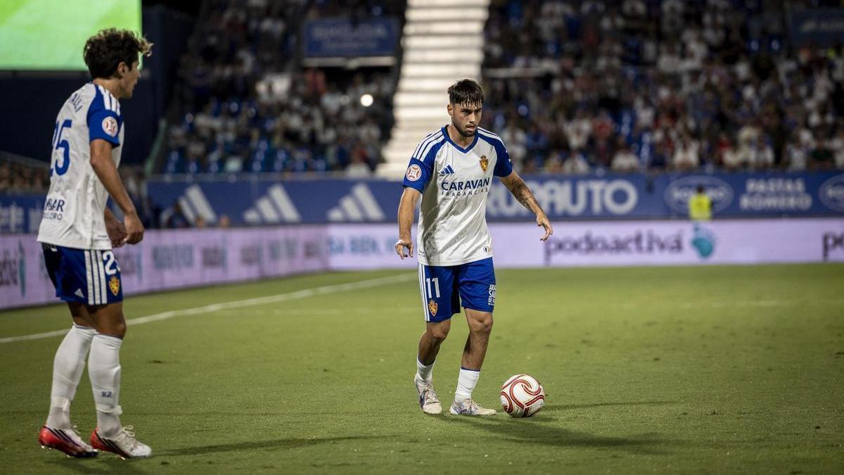 Jardí, con el balón durante el derbi ante el Teruel.