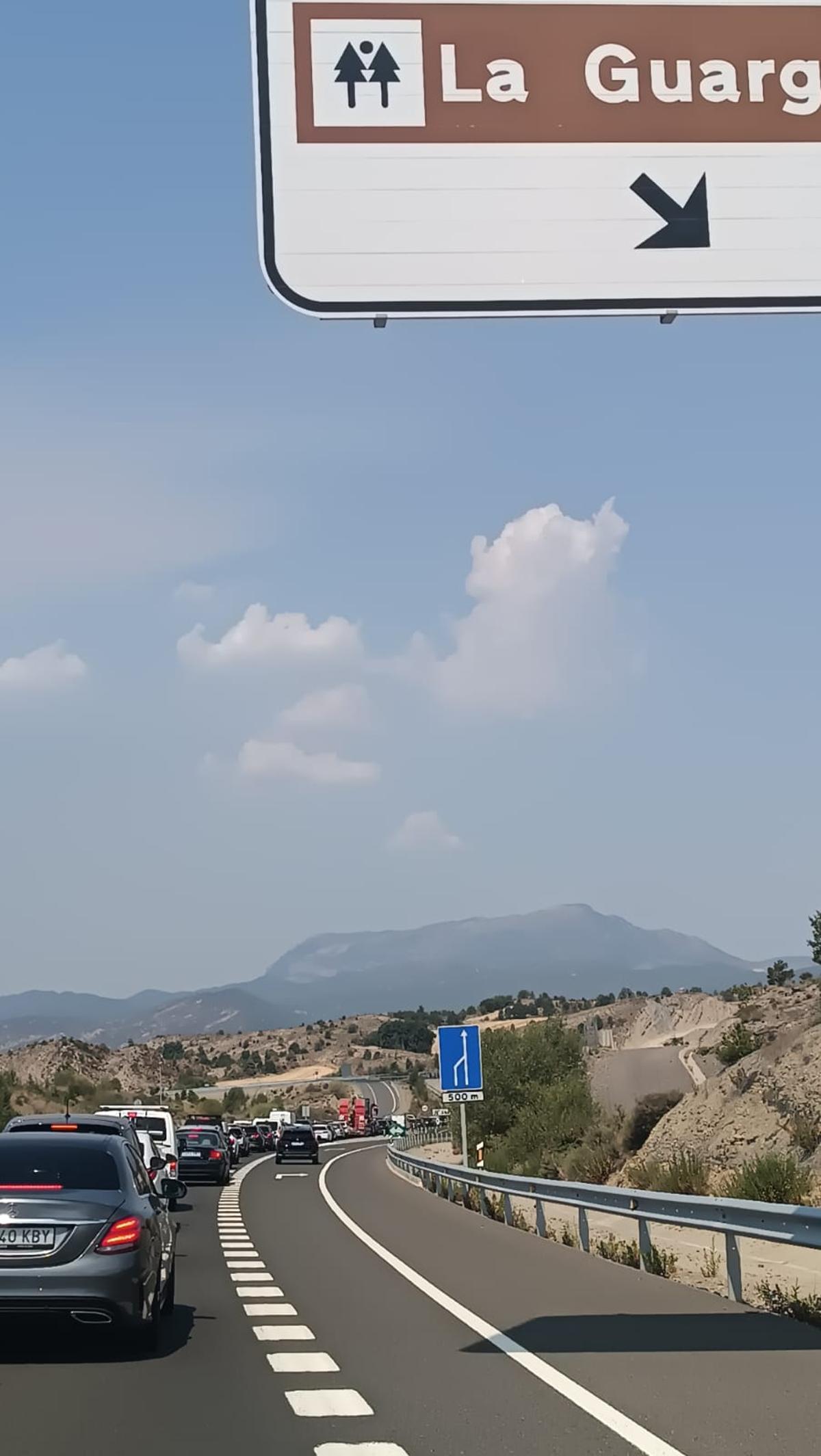 Atasco en la autovía a la altura del desvío de La Guarguera, esta mañana.