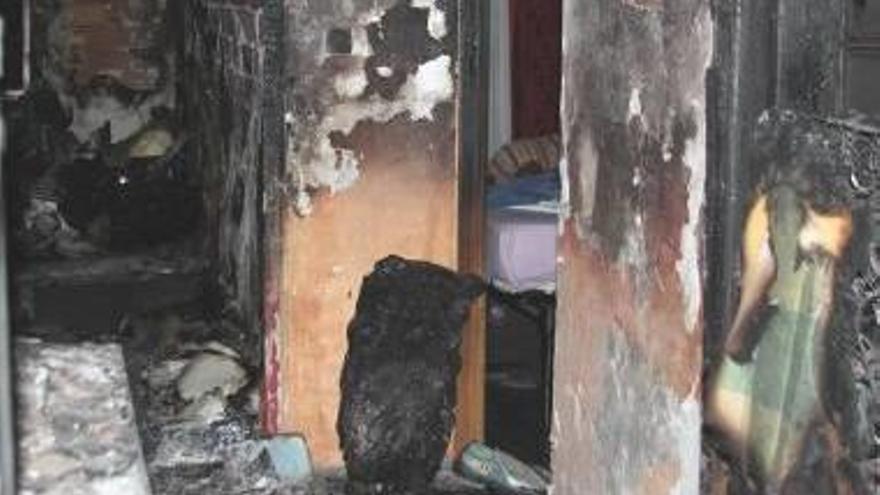 Hospitalizada una mujer tras intoxicarse en el incendio de una vivienda en Malilla