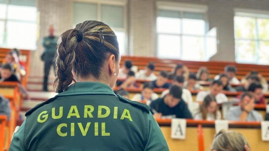 Casi 2.000 aspirantes murcianos opositarán este sábado para ingresar en la Guardia Civil
