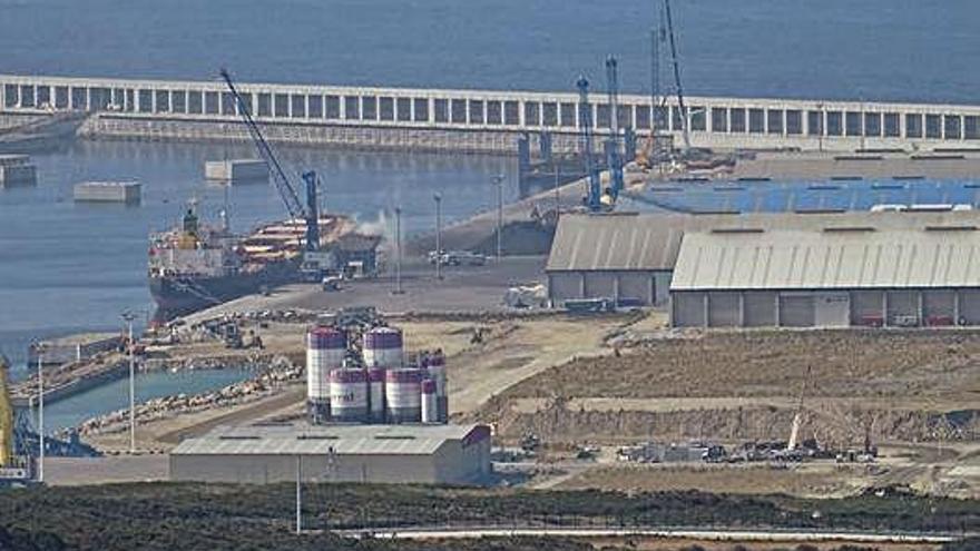 Vista del puerto de Langosteira, lugar del que partirá el futuro poliducto de Repsol.