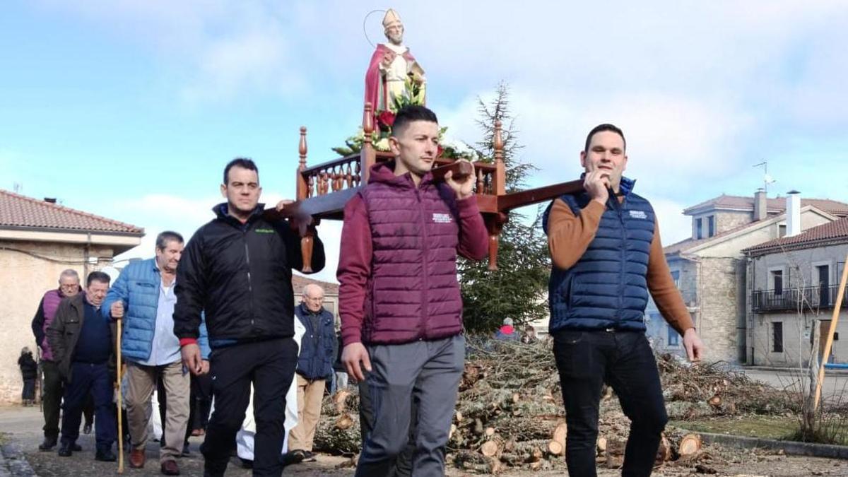 Brandilanes mantiene la ancestral tradición de la hoguera comunitaria de San Amaro