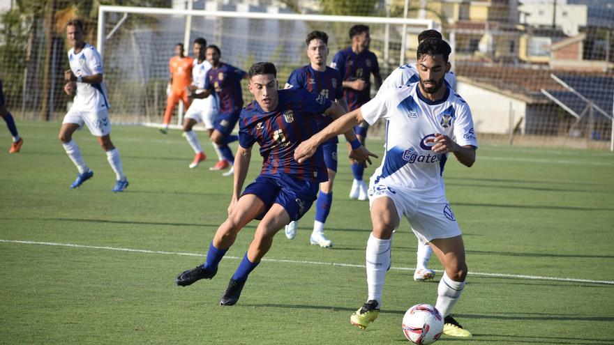 El Tenerife derrota al Eldense y avanza con paso firme hacia la Liga