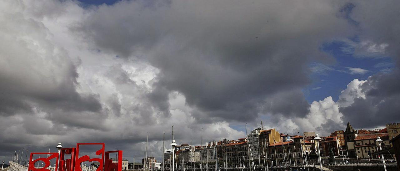 El puerto deportivo de Gijón, con las populares “letronas” en primer término y Cimadevilla al fondo.