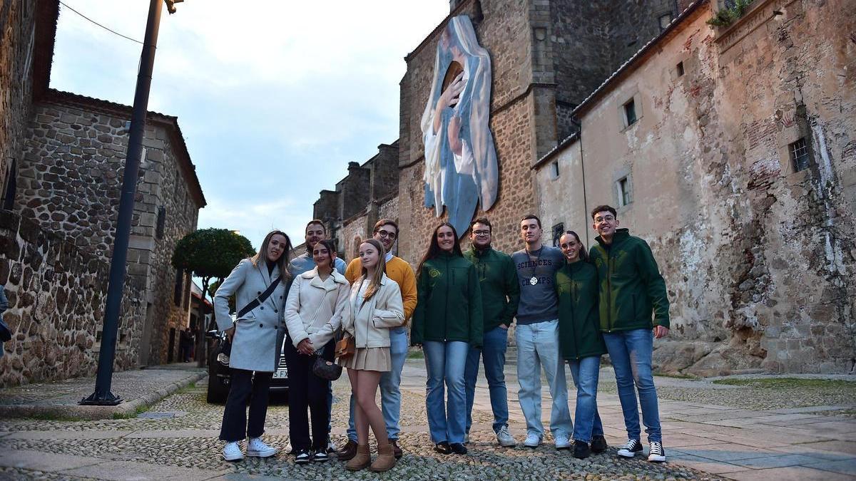 Jóvenes cofrades de Plasencia: el relevo generacional que impulsa la Semana Santa y crea "segundas familias".