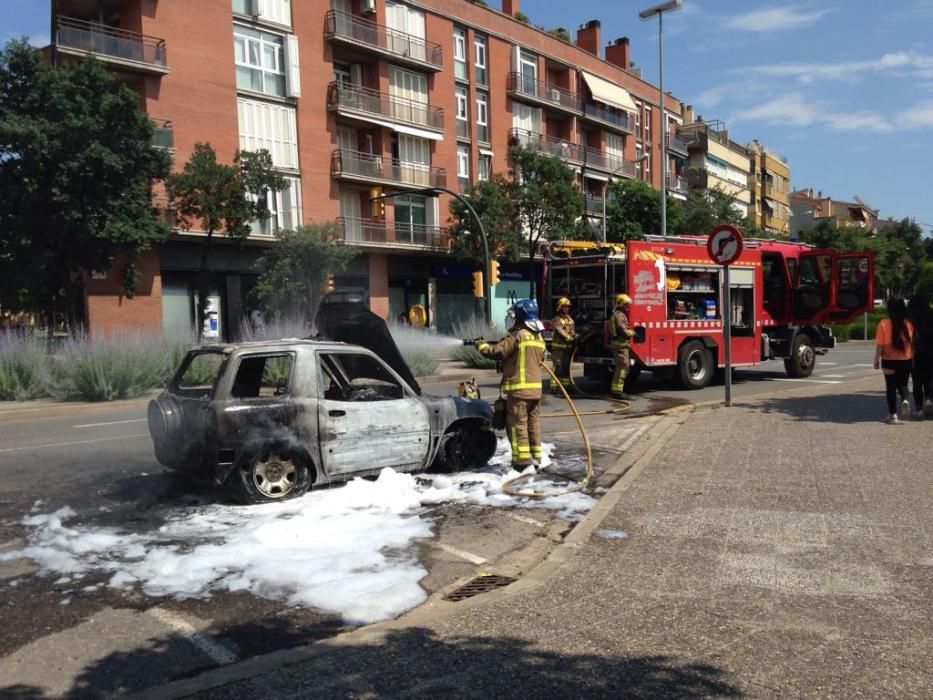 Crema un cotxe a l'Avinguda Pericot