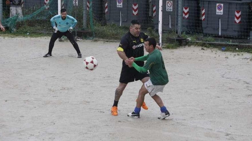 Un encuentro de liga de esta jornada en Cangas. // Santos Álvarez