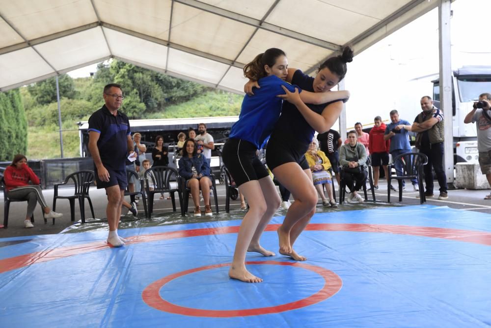 Demostración de lucha valtu en las fiestas de Llaranes