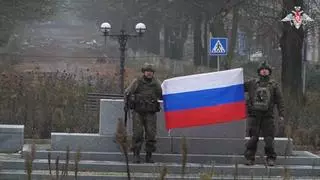 Soldados rusos ondea su bandera en una ciudad Ucraniana