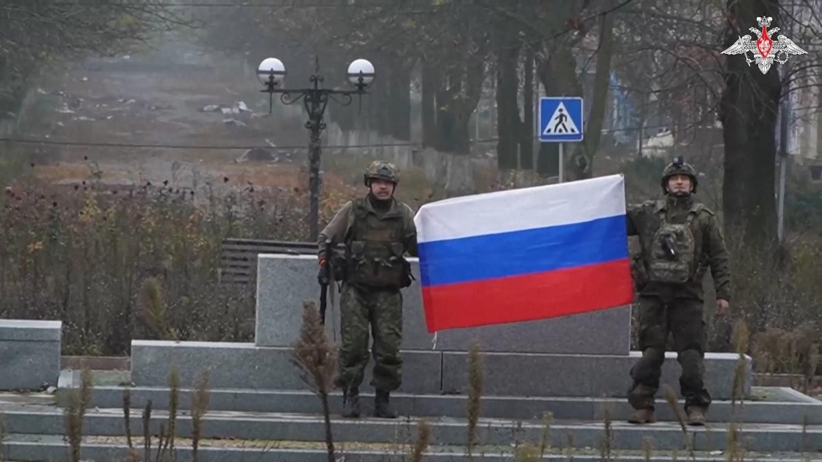 Soldados rusos ondea su bandera en una ciudad Ucraniana