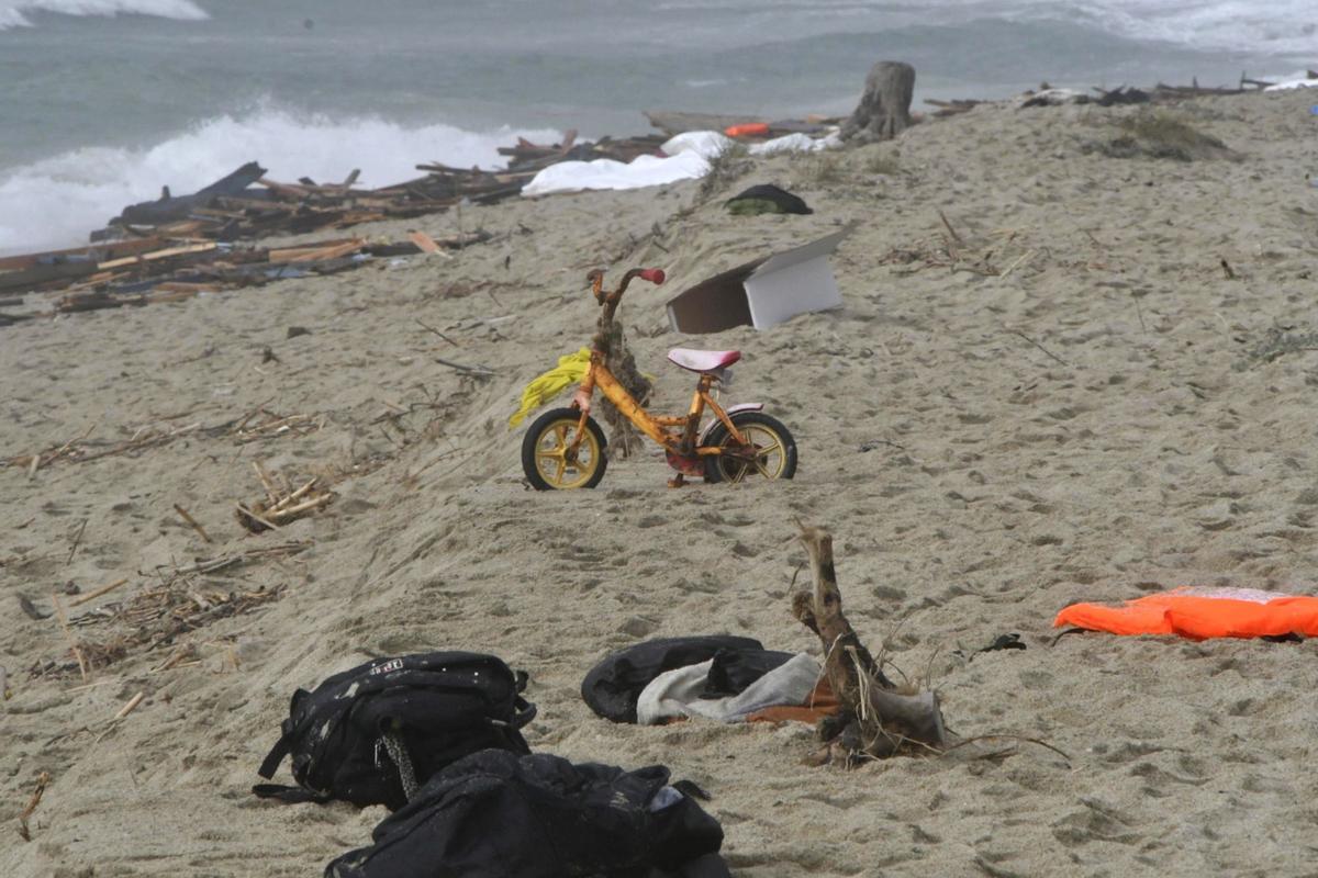 Al menos 40 personas han muerto, entre ellos varios niños, al naufragar una barca con 250 migrantes a bordo cerca de la costa de la región italiana de Calabria, en el sur del país. Decenas de cuerpos han sido encontrados en las playas de Steccato di Cutro, un balneario en la provincia de Crotone, y otros más han sido vistos en el mar.