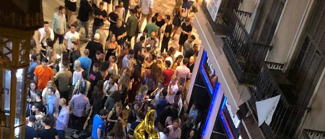 Concentración de personas en la plaza Mitjana de Málaga, de noche