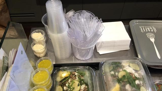 Francia veta los platos de plástico, vasos y cubiertos de este material.