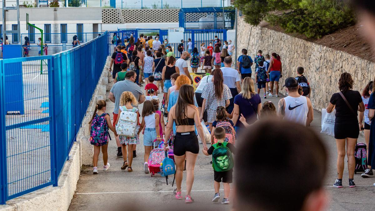 Varios niños entran a un colegio en Benidorm.