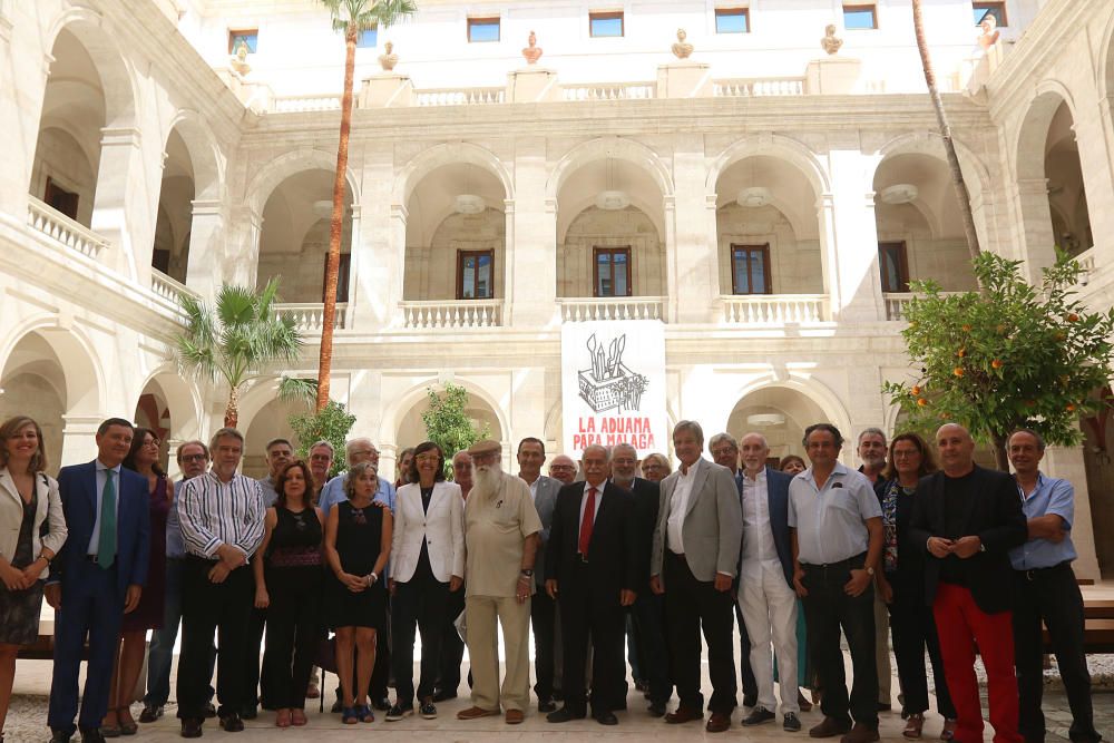 Rosa Aguilar, acompañada por integrantes de la Plataforma de la Aduana y la Asociación de Amigos del Museo de Málaga, ha visitado las instalaciones que, por el momento, siguen sin fecha de apertura co