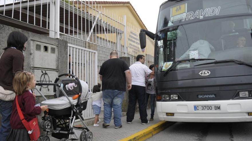 Usuarios del bus escolar de Carral. | // FRAN MARTÍNEZ