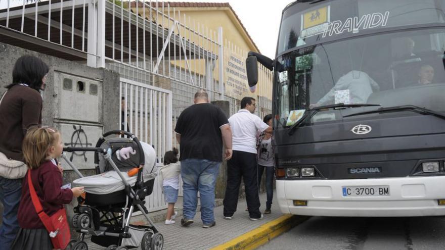 La Xunta accede a estudiar mejoras en el servicio de bus escolar de Carral