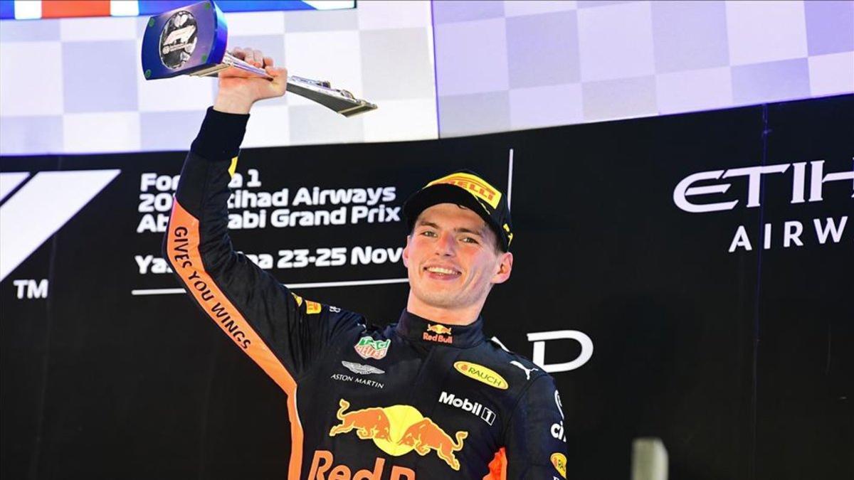 Max Verstappen celebrando el premio de Abu Dabi