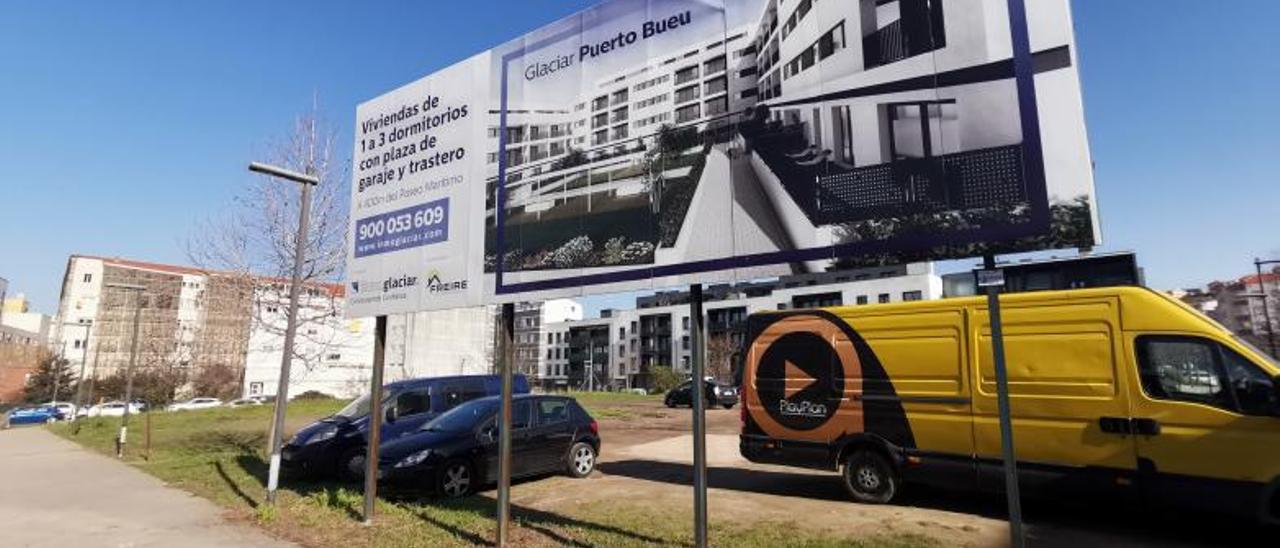 El cartel de la promoción inmobiliaria prevista para la manzana 5 de As Lagoas, en Bueu. |   // S.ÁLVAREZ