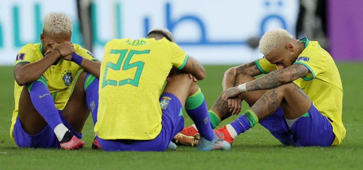 Doha (Qatar), 09/12/2022.- Neymar (R) of Brazil reacts after losing the penalty shoot-out of the FIFA World Cup 2022 quarter final soccer match between Croatia and Brazil at Education City Stadium in Doha, Qatar, 09 December 2022. (Mundial de Fútbol, Brasil, Croacia, Catar) EFE/EPA/Ronald Wittek