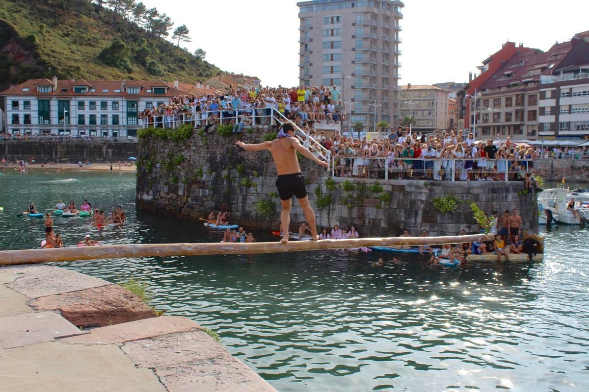 Cucaña y las coses que floten, en Candás Cucaña y las coses que floten, en Candás