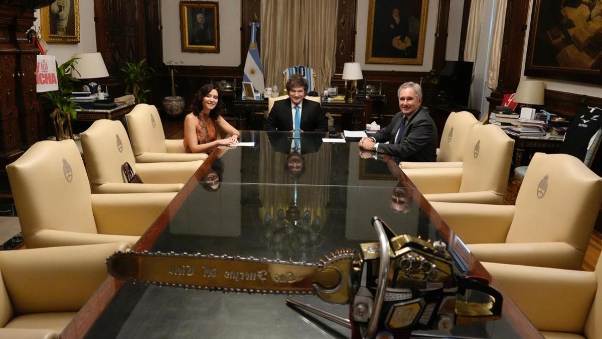 Ayuso, Milei y el ministro argentino de Exteriores, este jueves en la Casa Rosada, en Buenos Aires.