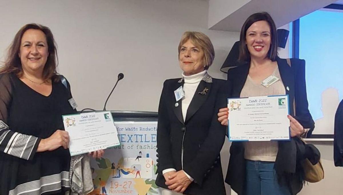 Por la izquierda, Yolanda López, Elena Fernández (Cogersa) y la jefa de estudios, Paula Tejo, con el diploma que acredita al colegio como vencedor.