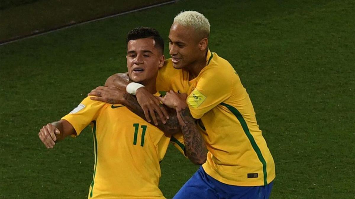 Coutinho y Neymar celebran un gol con la selección de Brasil