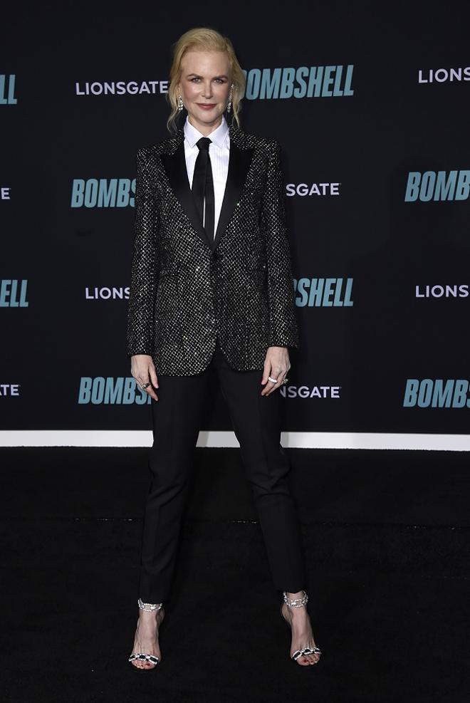 Nicole Kidman con traje esmoquin en el estreno de su nueva película, 'Bombshell'