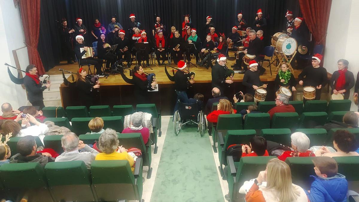 Concierto de la agrupación O Son do Pote y el alumnado de la UNED Sénior A Coruña en Lousame