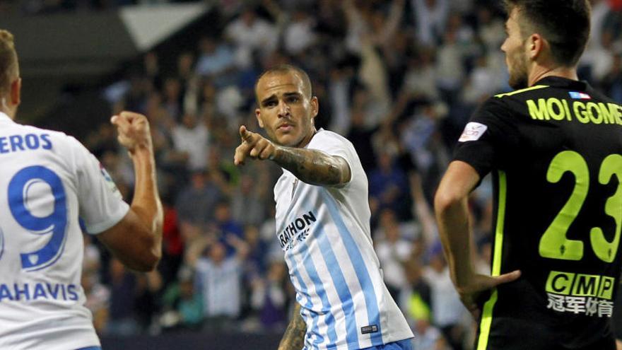 El jugador del Málaga Sandro celebra su gol.