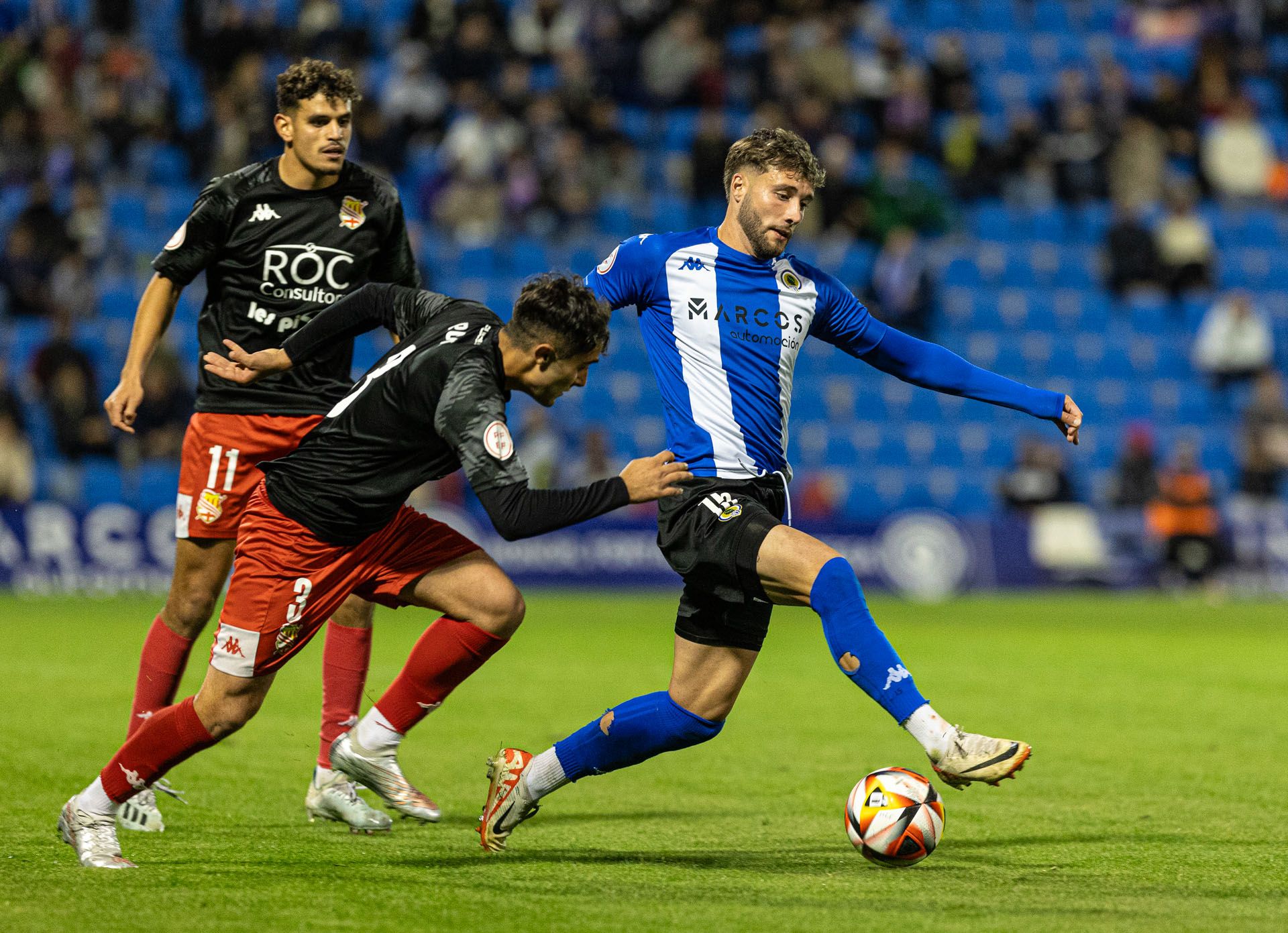 Samu Vázquez da los tres puntos al Hércules