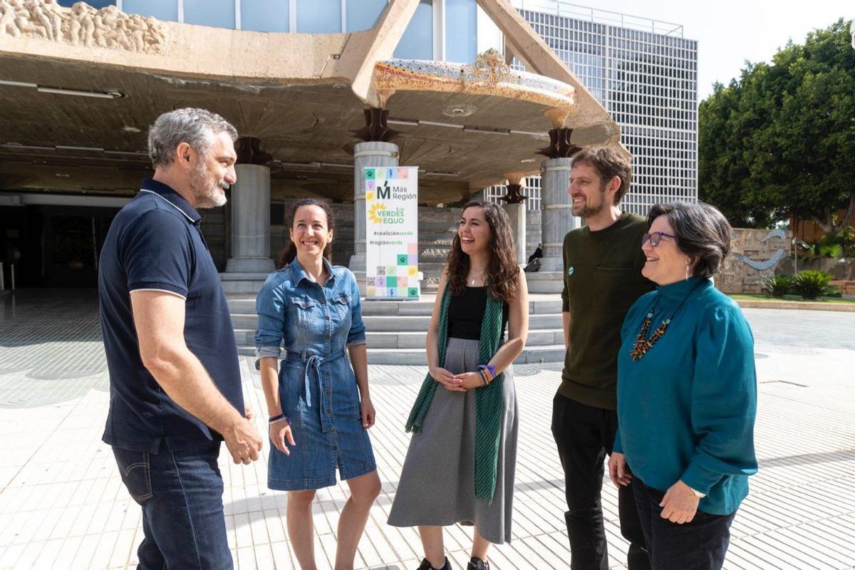 Helena Vidal y miembros de Más Región, a las puertas de la Asamblea