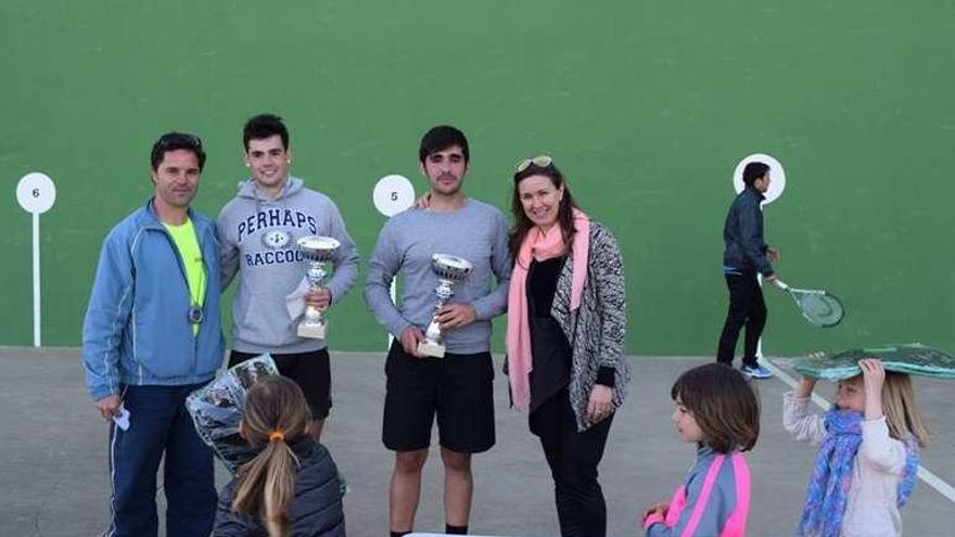 Ganadores del campeonato de frontenis de Benegiles.