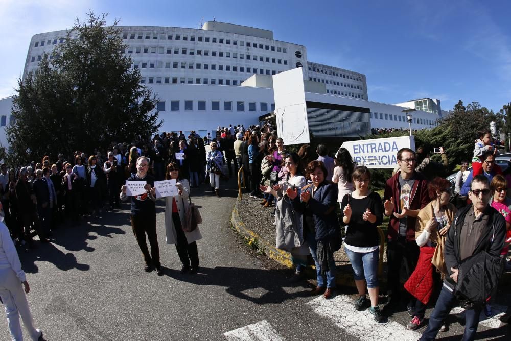 Más de dos mil personas participaron en un "abrazo" simbólico al recinto del Hospital.