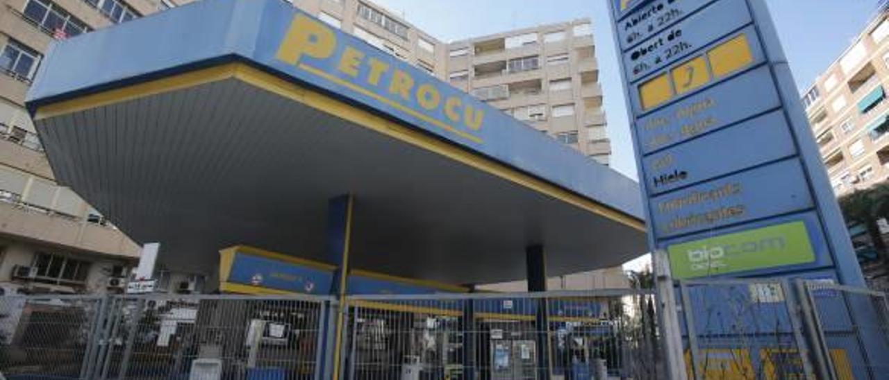 Alzira emplaza al Consell a revisar los depósitos de la gasolinera que registró fugas