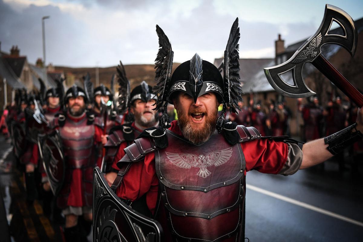 Celebración de la influencia de los vikingos escandinavos en las Islas Shetland, con hasta 1,000 guizers (hombres disfrazados) arrojando antorchas encendidas en su bote vikingo y prendiéndolo fuego más tarde en la noche.