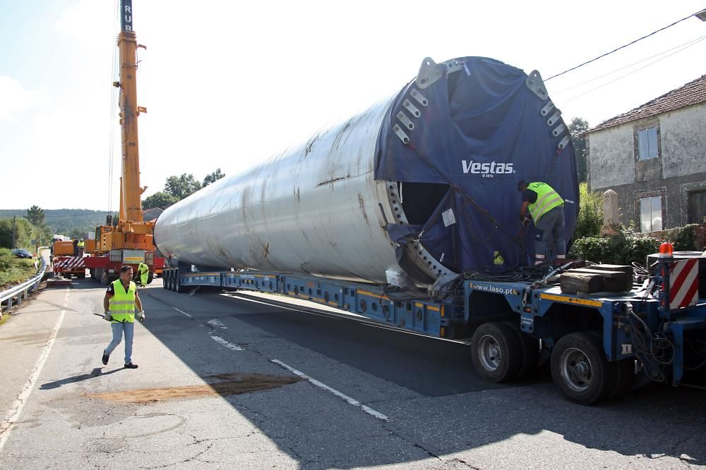 Cortan durante horas la N-541 para retirar el pilar del eólico que cayó por la pendiente lateral. Fue necesario utilizar dos grúas de gran tonelaje para poder levantar la pesada columna y depositarla