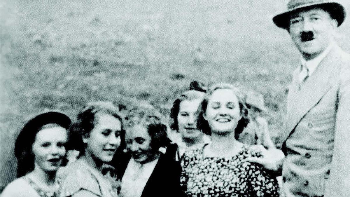 La familia Matthews y unas amigos, con Hitler en Berchtesgaden, en 1935, con quien se toparon casualmente mientras estaban de vacaciones en Alemania.
