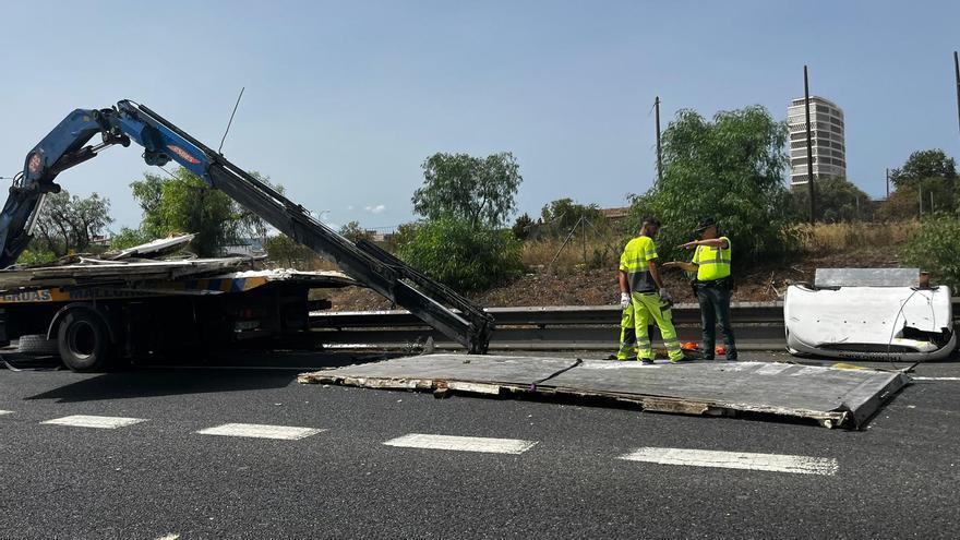 Un camión grúa destroza la pasarela peatonal que une Son Cladera y Son Castelló