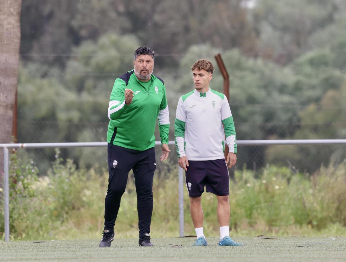 Diego Tristán, entrenador del Córdoba CF B, durante una sesión de trabajo junto a Mario Peregrina.