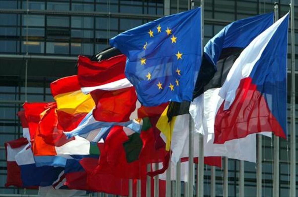 Las banderas de los estados de la UE ondean en Estrasburgo.